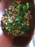 Brócoli y garbanzos salteados
