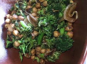 Una foto de Brócoli y garbanzos salteados