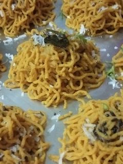 बेसन फोडणी नूडल्स रेसिपी चे मुख्य फोटो 