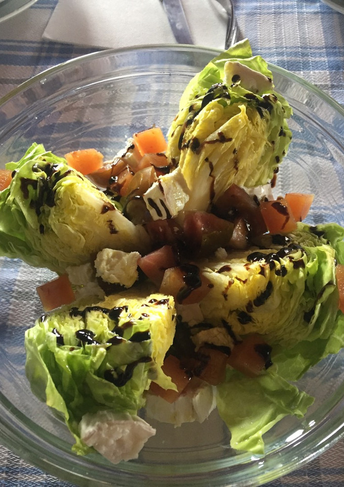 Una foto de Ensalada de salmón y membrillo