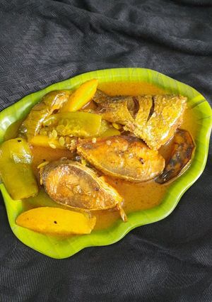 ধনে, জিরে দিয়ে ইলিশ এর ঝোল (dhone jeere diye ilisher jhol recipe in bengali) রেসিপির প্রধান ছবি