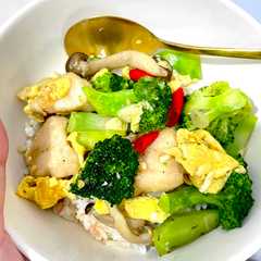 A picture of Tumis brokoli ayam jamur 🍄.