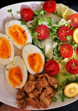 Hình của món Salad ức gà và trứng.