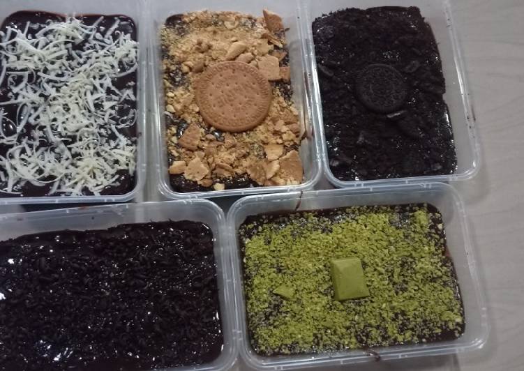 Bagaimana Menyiapkan Hottie brownie with assorted topping Anti Gagal