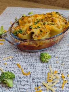 Una foto de Pasta rellena con brócoli y calabacín
