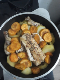 Una foto de Pollo a la olla Essen con papas y boniato