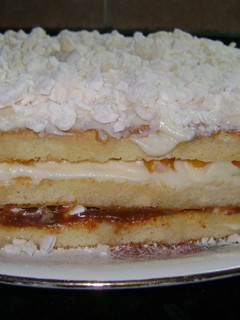 Una foto de Chaja (torta con dulce de leche, crema y duraznos)