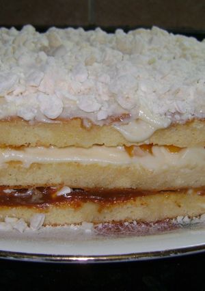 Una foto de Chaja (torta con dulce de leche, crema y duraznos)