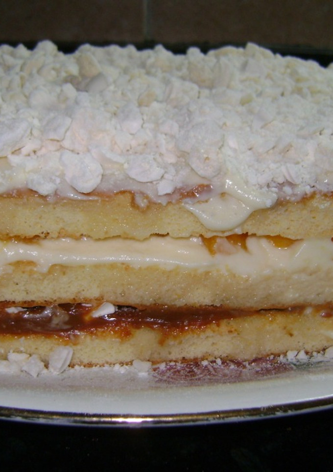 Una foto de Chaja (torta con dulce de leche, crema y duraznos)