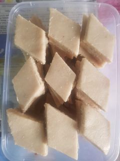 पीनट काजू बर्फी (peanut kaju barfi recipe in Hindi) रेसिपी मुख्य फोटो