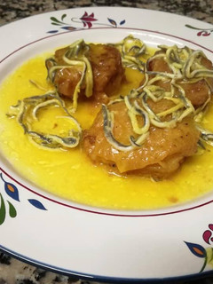 Una foto de Patatas a la importancia con salmón y gulas