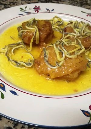 Una foto de Patatas a la importancia con salmón y gulas