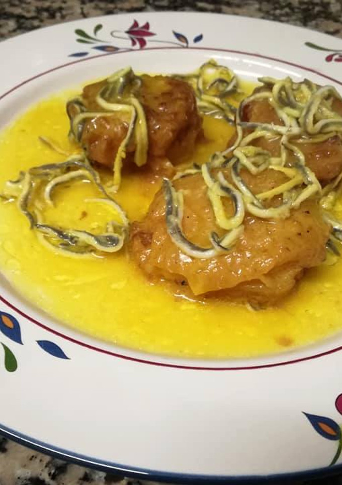 Una foto de Patatas a la importancia con salmón y gulas