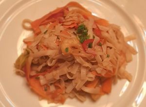 Una foto de Pad thai de camarones