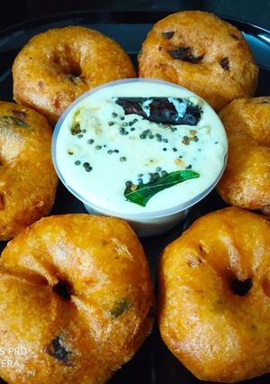 A picture of Medu Vada.