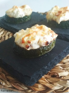 Una foto de Canapés de calabacín y extra de queso