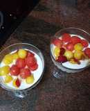Cuenco de yogur con macedonia de sandía y nectarina
