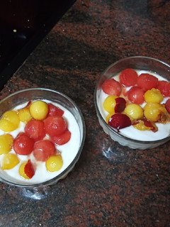 Una foto de Cuenco de yogur con macedonia de sandía y nectarina
