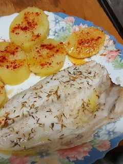 Una foto de Dorada al horno con patata al microondas