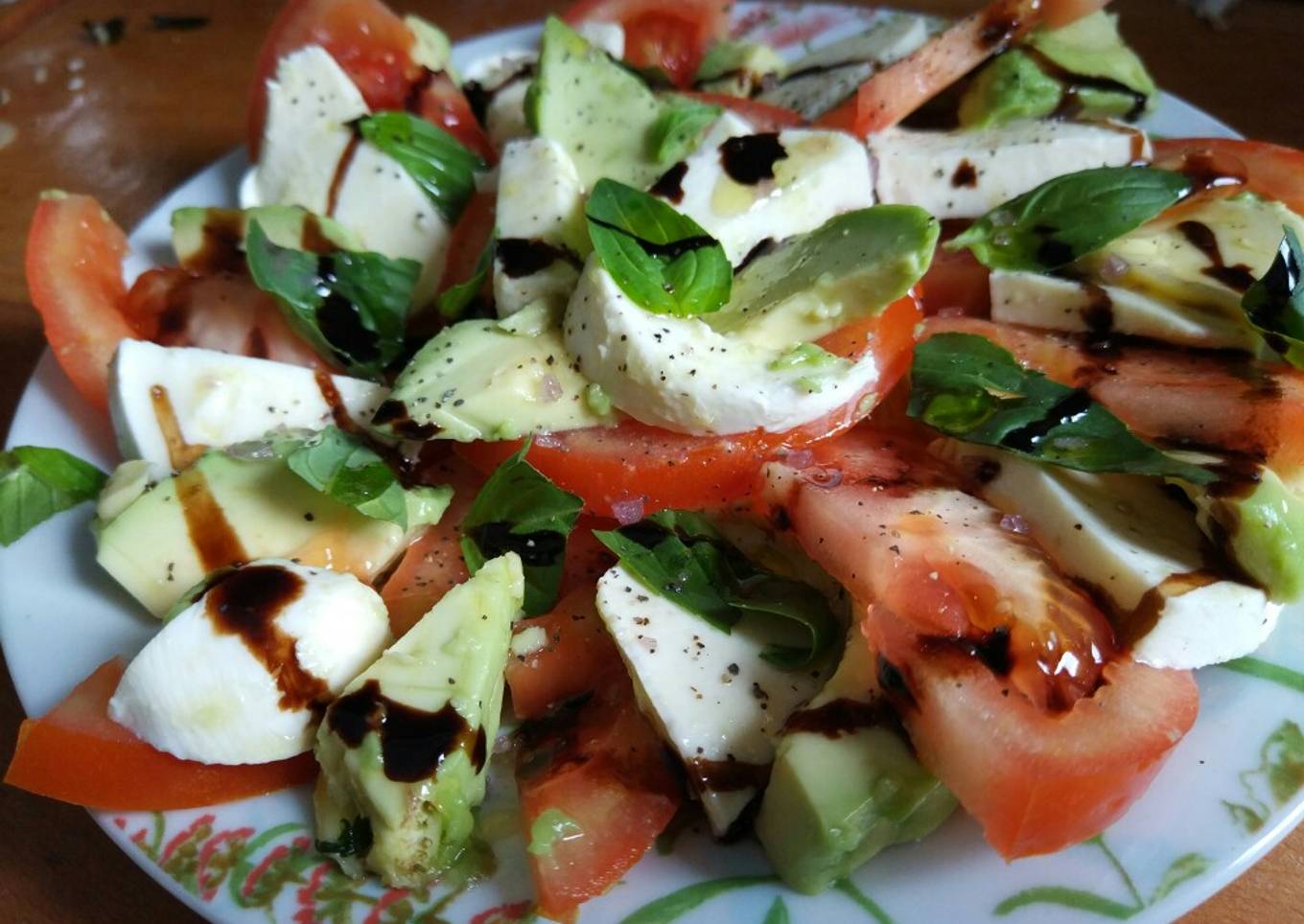 Ensalada caprese con aguacate