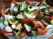 Una foto de ensalada caprese