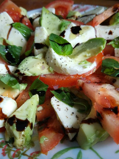 Una foto de Ensalada caprese con aguacate