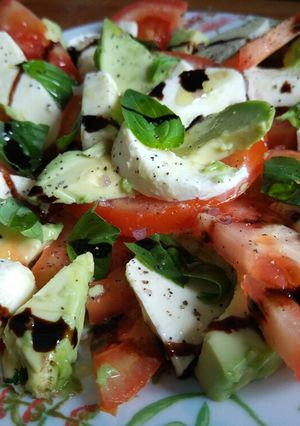 Una foto de Ensalada caprese con aguacate
