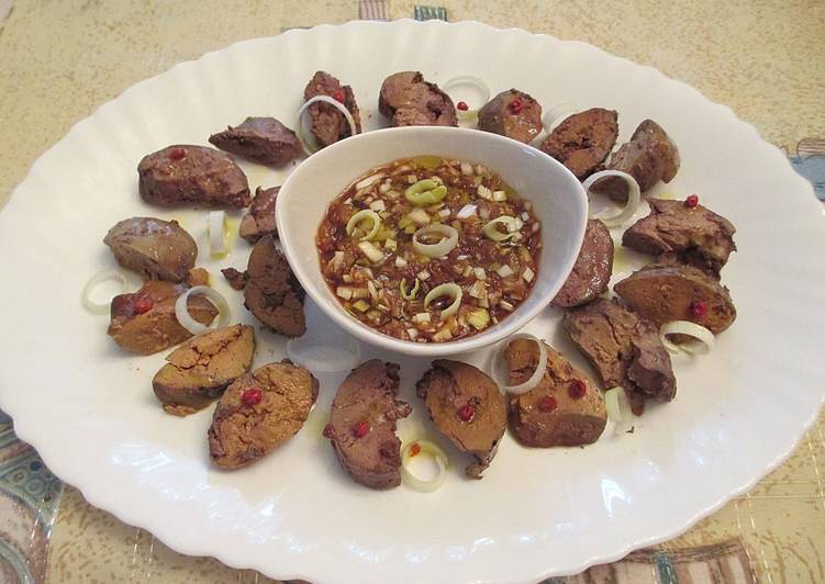 Higadillos de pollo cocidos con salsa de nabo y soja