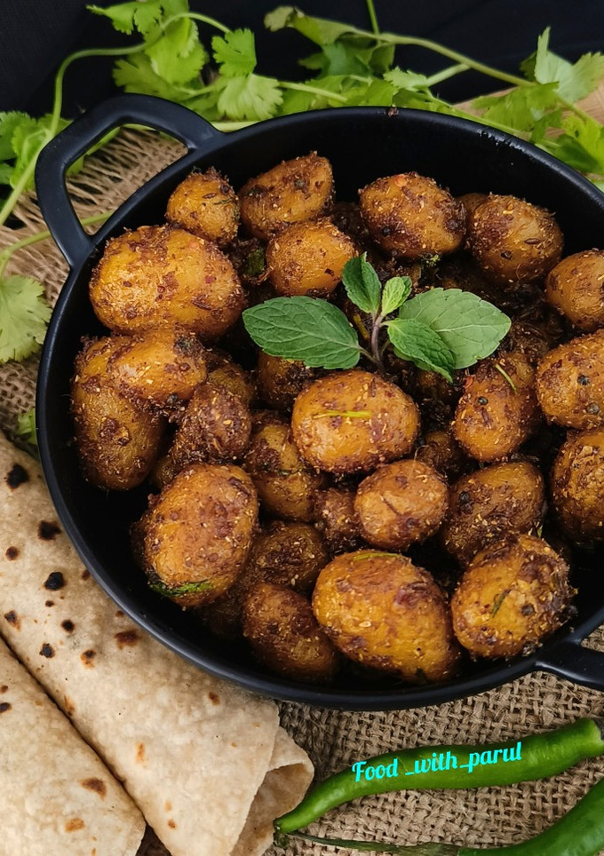 बेबी पोटैटो की सूखी सब्जी(baby potato dry sabzi recipe in Hindi) रेसिपी मुख्य फोटो