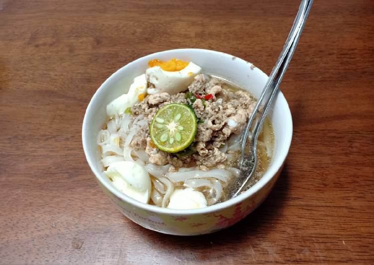 Rice noodles chicken soup