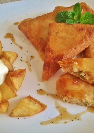 A picture of Chicken Samosas.