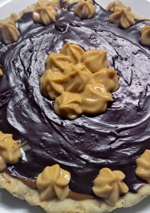 Una foto de Tarta Con Crema Chocotorta y Baño De Ganache