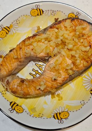 蒜香鮭魚(在冰箱裡謎食#24) 的食譜成品照片