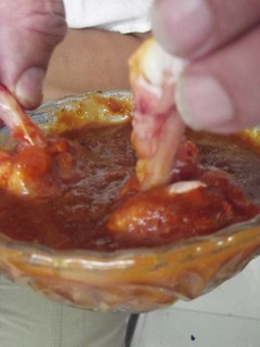 Una foto de Piernas de pollo en salsa de piña con tres chiles y jalapeño rojos