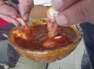 Una foto de Piernas de pollo en salsa de piña con tres chiles y jalapeño rojos