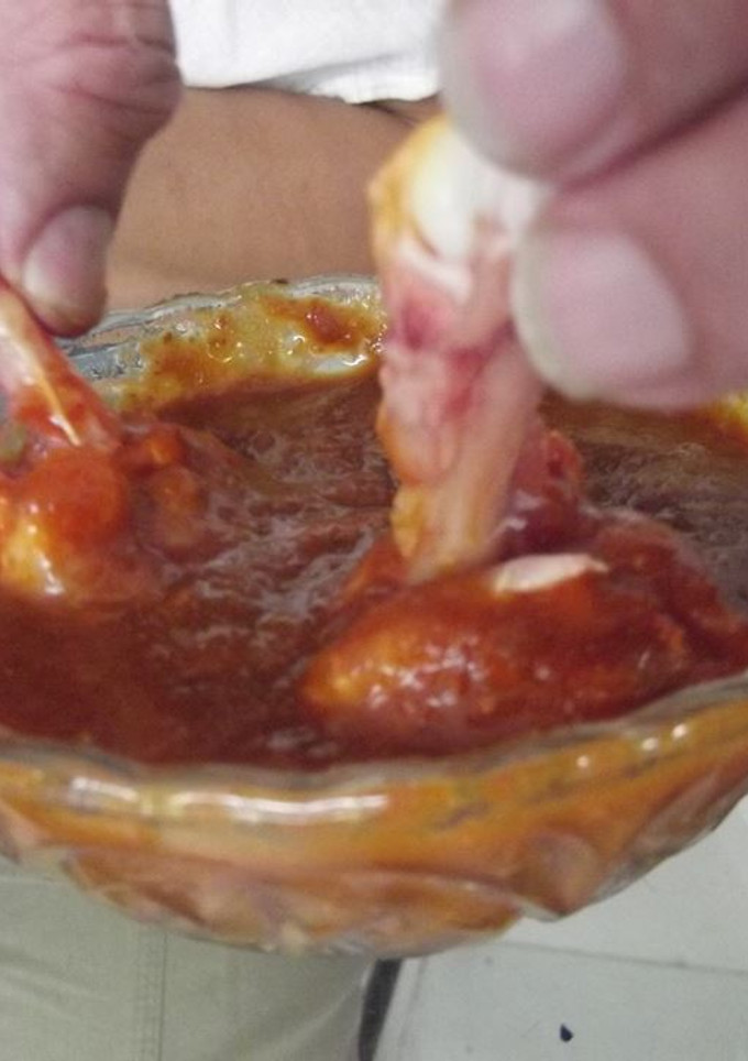 Una foto de Piernas de pollo en salsa de piña con tres chiles y jalapeño rojos