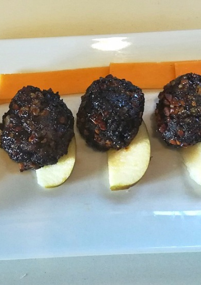 Una foto de "Ferrero" de morcilla, manzana y queso