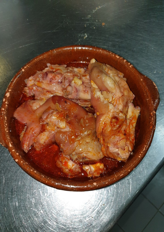 Una foto de Manitas de cerdo a la zamorana