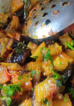A picture of Aloo baingan.