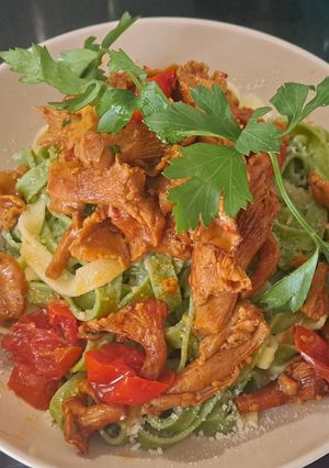 Foto di Finferli saltati con pasta fresca🍄‍🟫🍅🧄🧅🍝