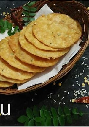 A picture of Thattai / Rice crackers.