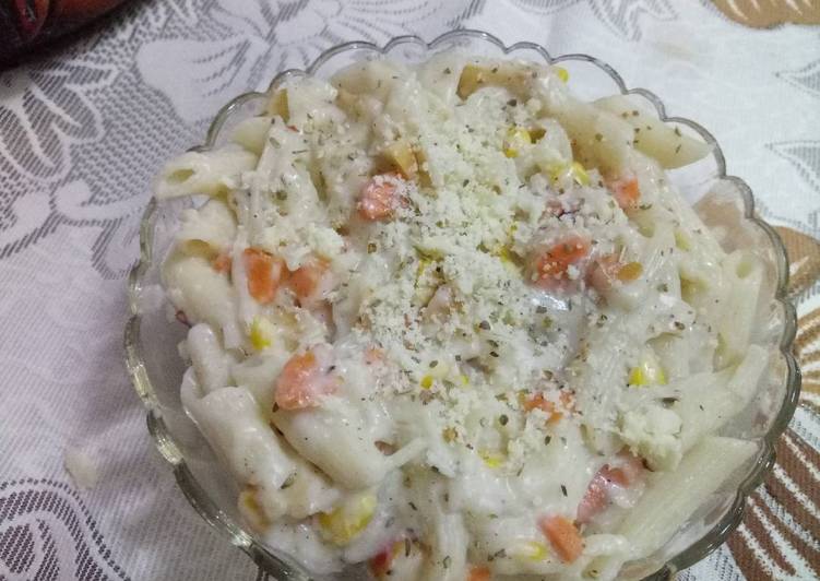 Recipe of Quick Cheesy penne pasta in white creamy sauce