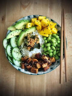 Una foto de Poke de tofu caramelizado