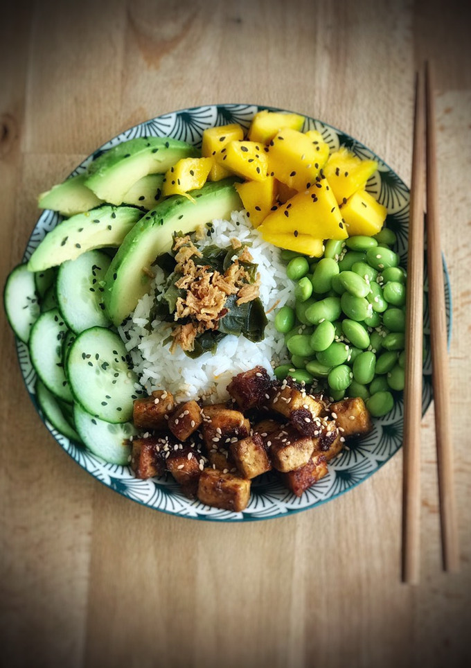Una foto de Poke de tofu caramelizado
