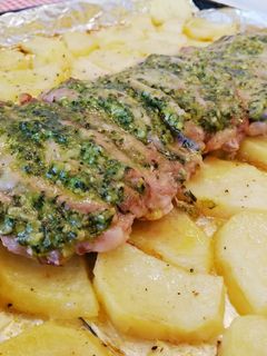 Una foto de Lomo de cerdo ibérico con patatas al pesto