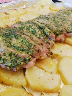Una foto de Lomo de cerdo ibérico con patatas al pesto