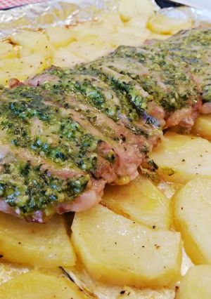 Foto principal de Lomo de cerdo ibérico con patatas al pesto