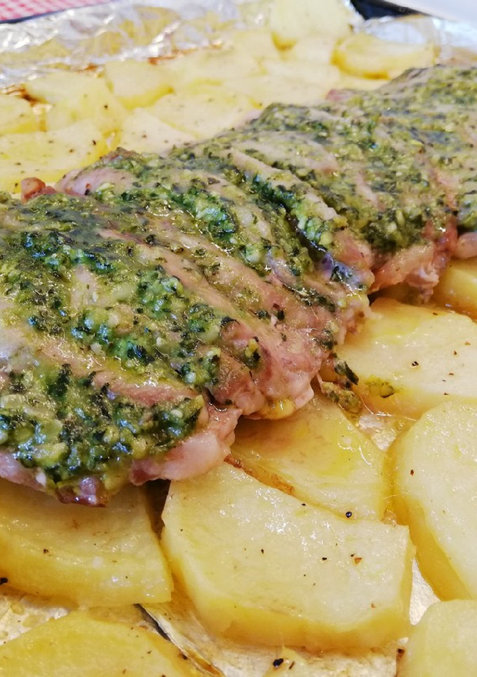 Una foto de Lomo de cerdo ibérico con patatas al pesto