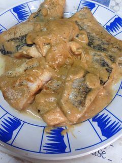 Una foto de Merluza con salsa de almendras y pimentón dulce