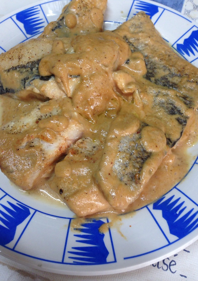 Una foto de Merluza con salsa de almendras y pimentón dulce